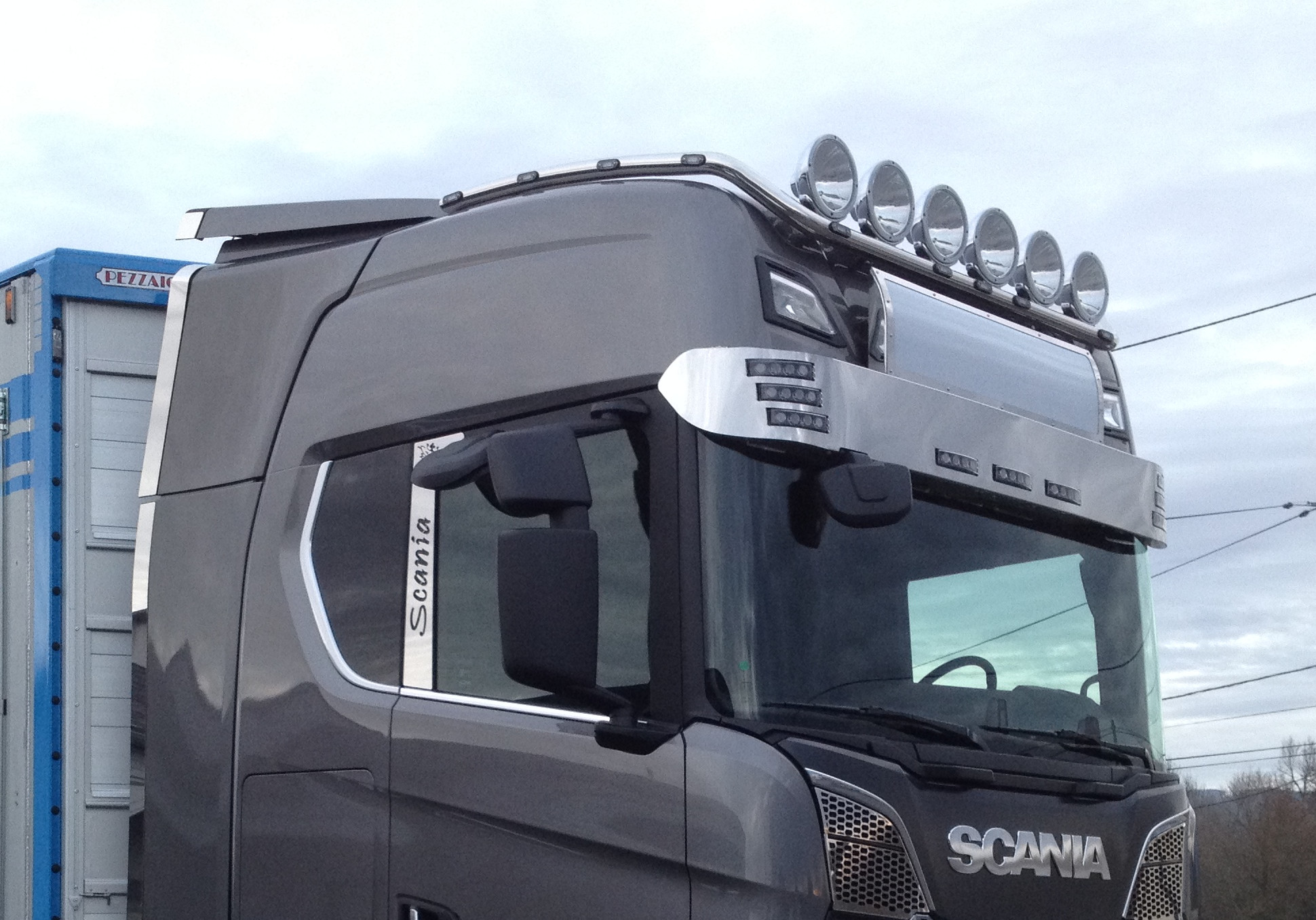 Visière en acier Scania complète avec kit de gonds et feux